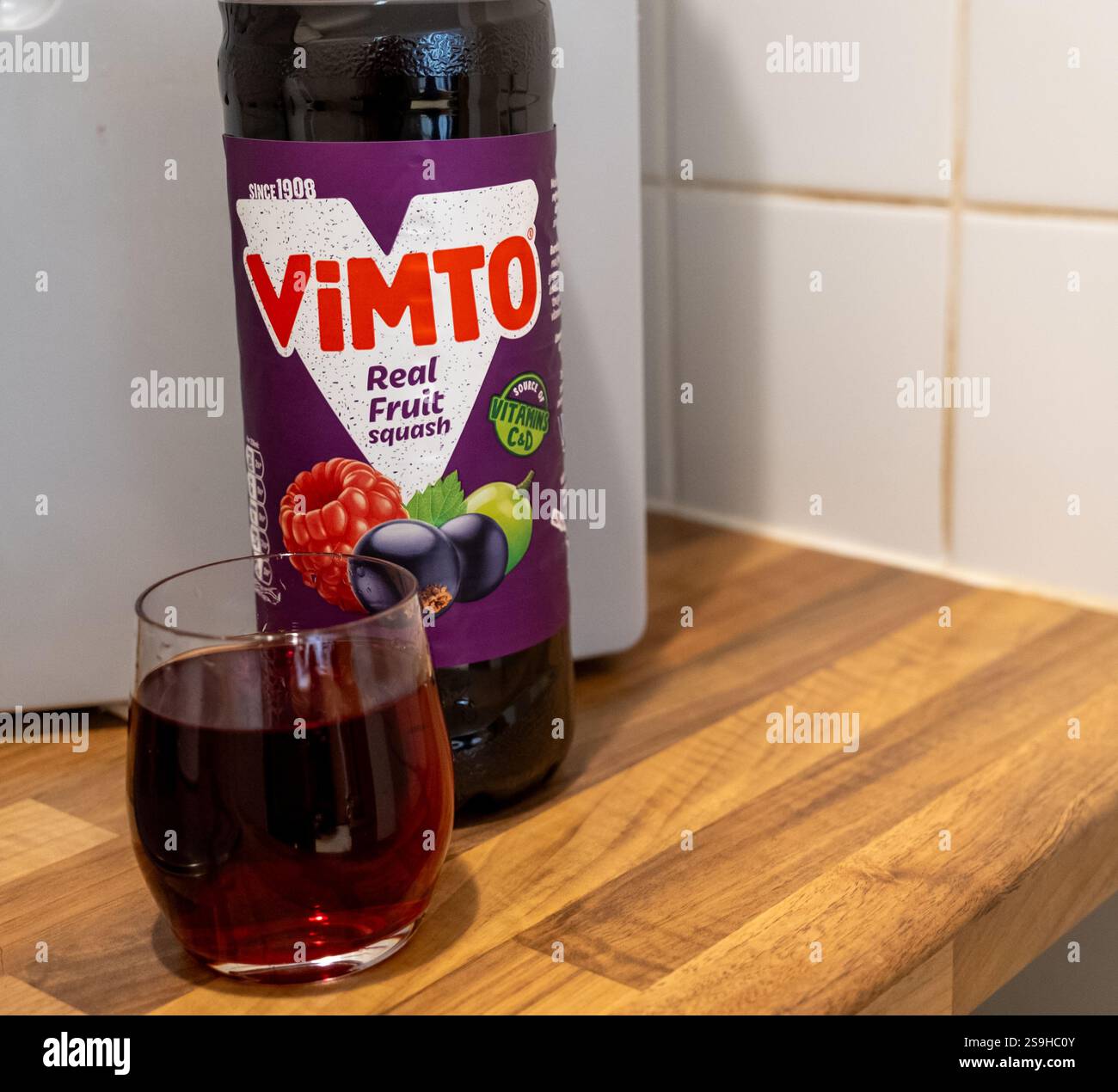 Ein Glas Vimto in der Nähe Stockfoto