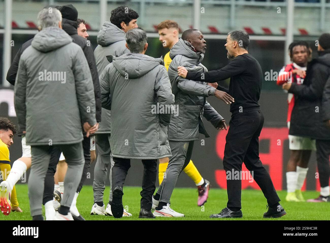 AC Milan's head coach Sergio Conceicao argues with Davide Calabria, third from left, at the end of a Serie A soccer match between AC Milan and Parma, at the San Siro stadium in Milan, Italy, Sunday, Jan. 26, 2025. (AP Photo/Luca Bruno) Stockfoto