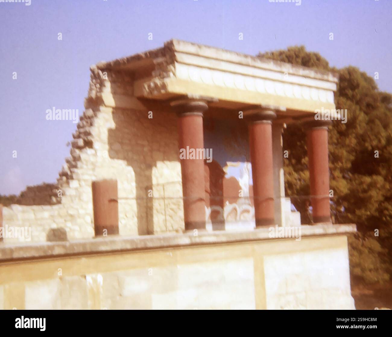Dieses 1976 aufgenommene Foto zeigt einen rekonstruierten Teil mit einer bemalten Wand im minoischen Palast in Knossos auf der Insel Kreta. Dies ist nur ein winziger Abschnitt des riesigen minoischen Palastes, der einst dort stand. Die Minoer bedeckten die Wände mit einer Mischung aus Schlamm und Stroh, dann dünn mit Kalkputz und zuletzt mit feinen Gipsschichten. Die Minoer hatten einen eigenen Malstil mit Formen, die durch kurvilineare Linien gebildet wurden, die den Gemälden ein Gefühl von Lebendigkeit verleihen. Die minoische Zivilisation war eine bronzezeitliche ägäische Zivilisation auf Kreta und anderen ägäischen Inseln. Stockfoto