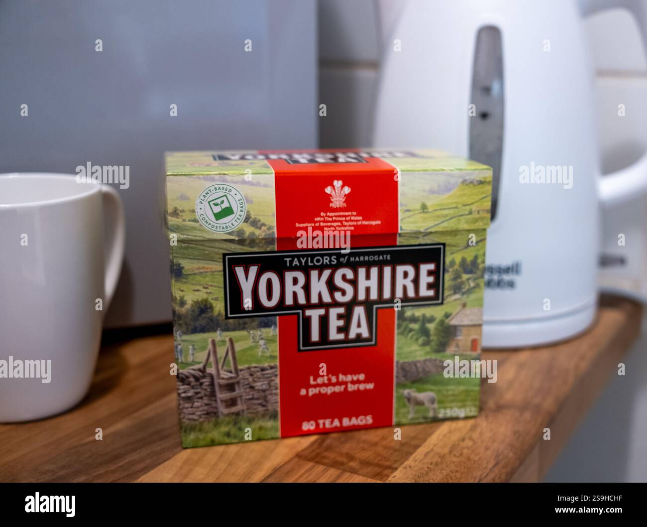 Genauer und selektiver Fokus auf eine Schachtel mit Taylors Yorkshire Teebeuteln Stockfoto