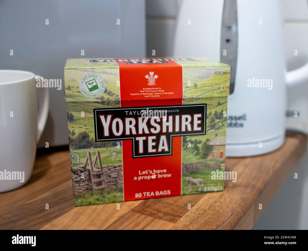 Genauer und selektiver Fokus auf eine Schachtel mit Taylors Yorkshire Teebeuteln Stockfoto