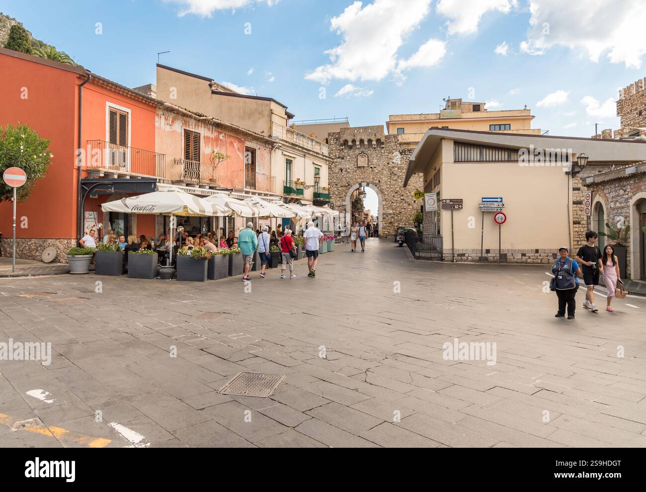 Taormina, Sizilien, Italien - 29. September 2024: Touristen besuchen das historische Zentrum von Taormina in der Provinz Messina. Stockfoto