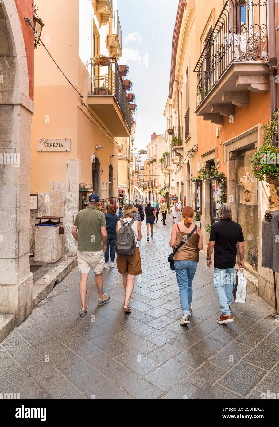 Taormina, Sizilien, Italien - 29. September 2024: Touristen besuchen das historische Zentrum von Taormina in der Provinz Messina. Stockfoto