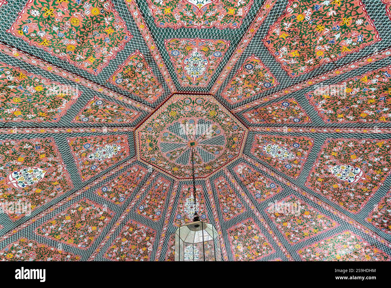 Die komplizierten Muster des Daches des zentralen Pavillons im geheimen Garten in Marrakesch, Morrocco. Stockfoto Die komplizierten Muster des Daches des zentralen Pavillons im geheimen Garten in Marrakesch, Morrocco. Stockfoto
