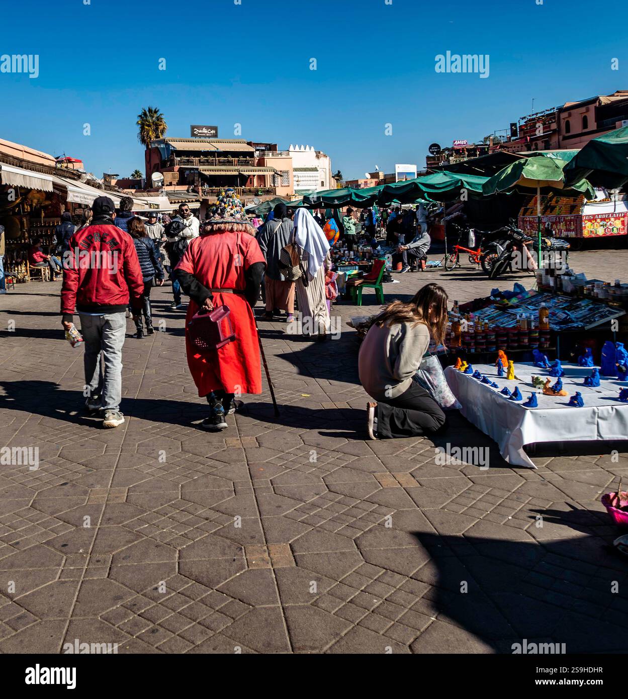 Jemaa el-Fnaa, der Hauptplatz in der Medina in Marrakesch, Marokko, ein Ort, an dem Menschen zum Essen, Handel und Unterhaltung kommen. Stockfoto