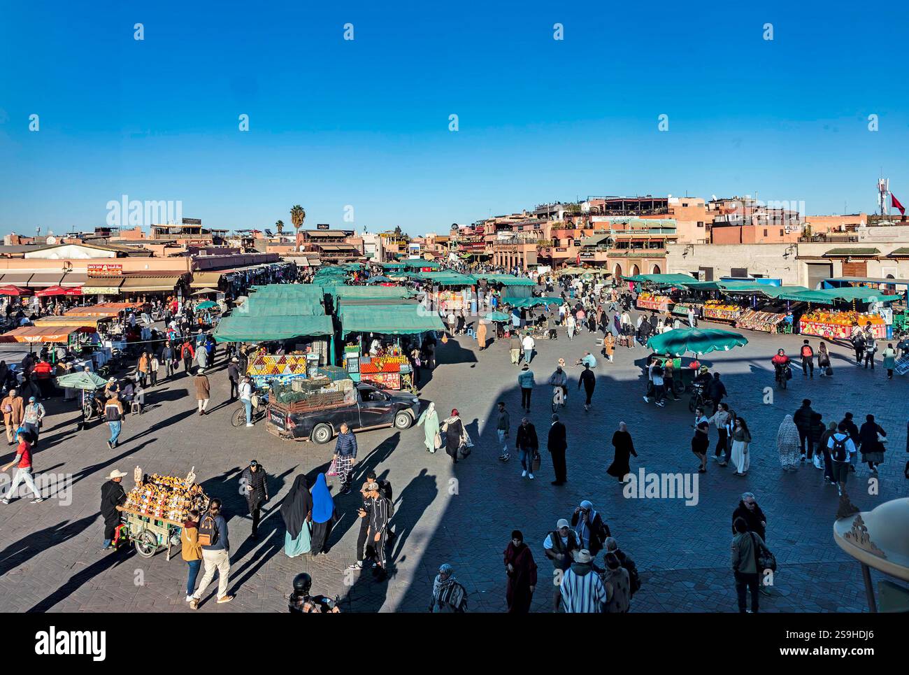 Jemaa el-Fnaa, der Hauptplatz in der Medina in Marrakesch, Marokko, ein Ort, an dem Menschen zum Essen, Handel und Unterhaltung kommen. Stockfoto