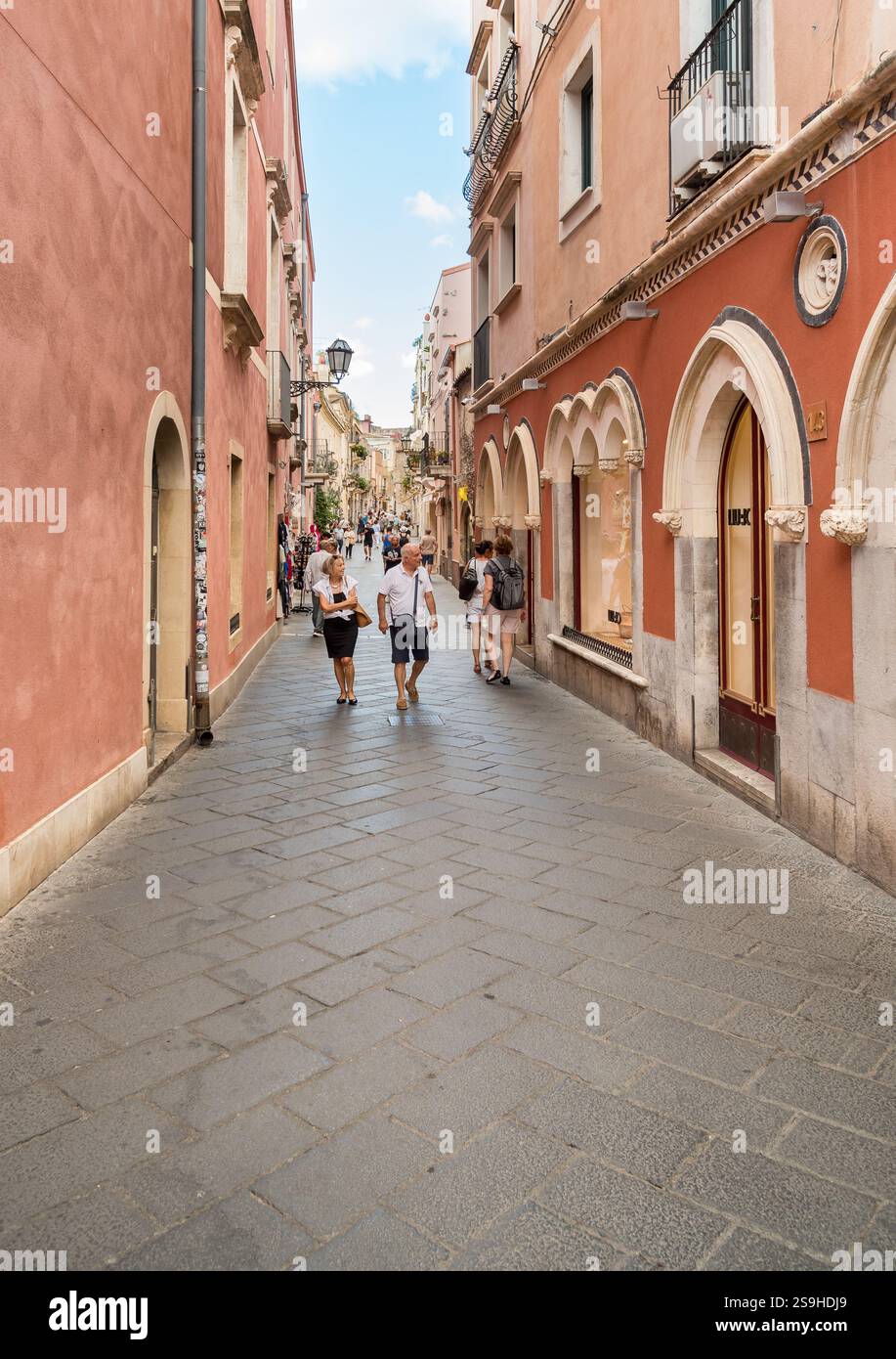 Taormina, Sizilien, Italien - 29. September 2024: Touristen besuchen das historische Zentrum von Taormina in der Provinz Messina. Stockfoto
