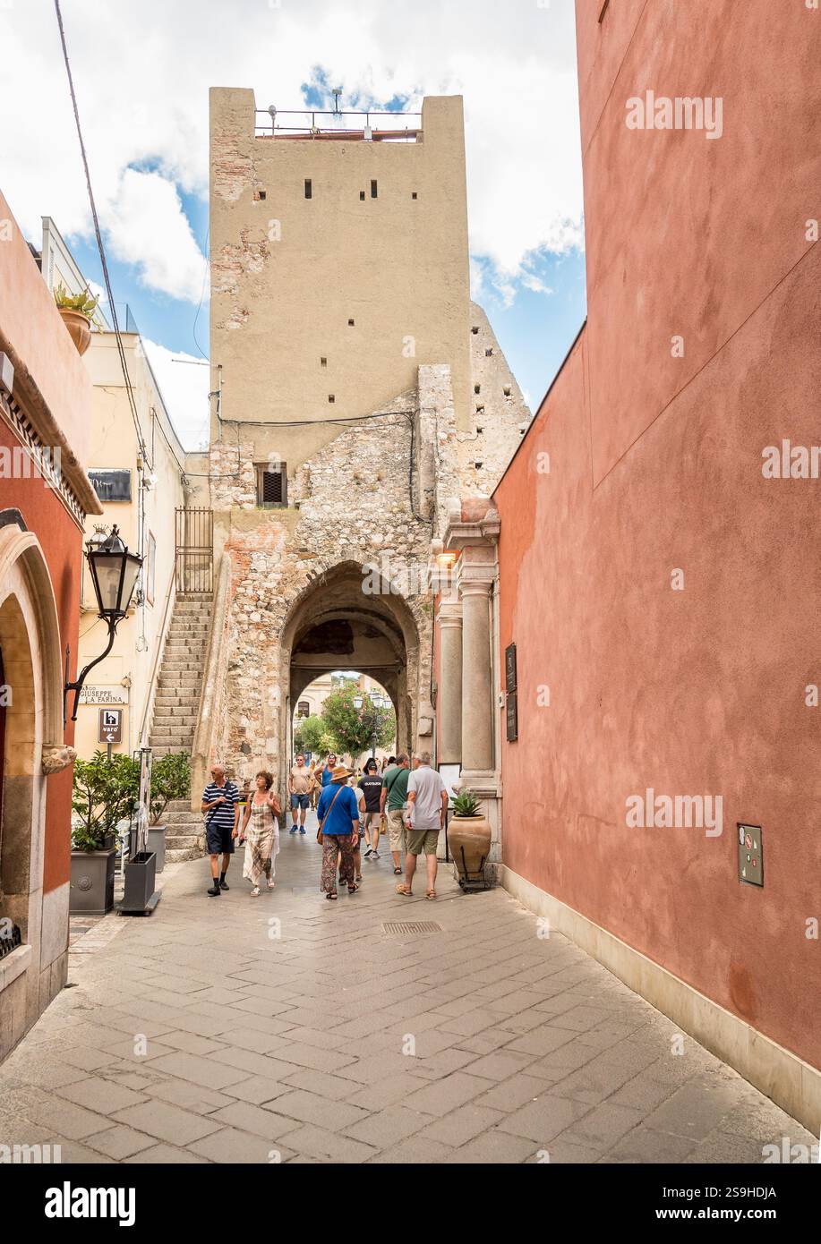 Taormina, Sizilien, Italien - 29. September 2024: Touristen genießen das historische Zentrum von Taormina in der Provinz Messina. Stockfoto