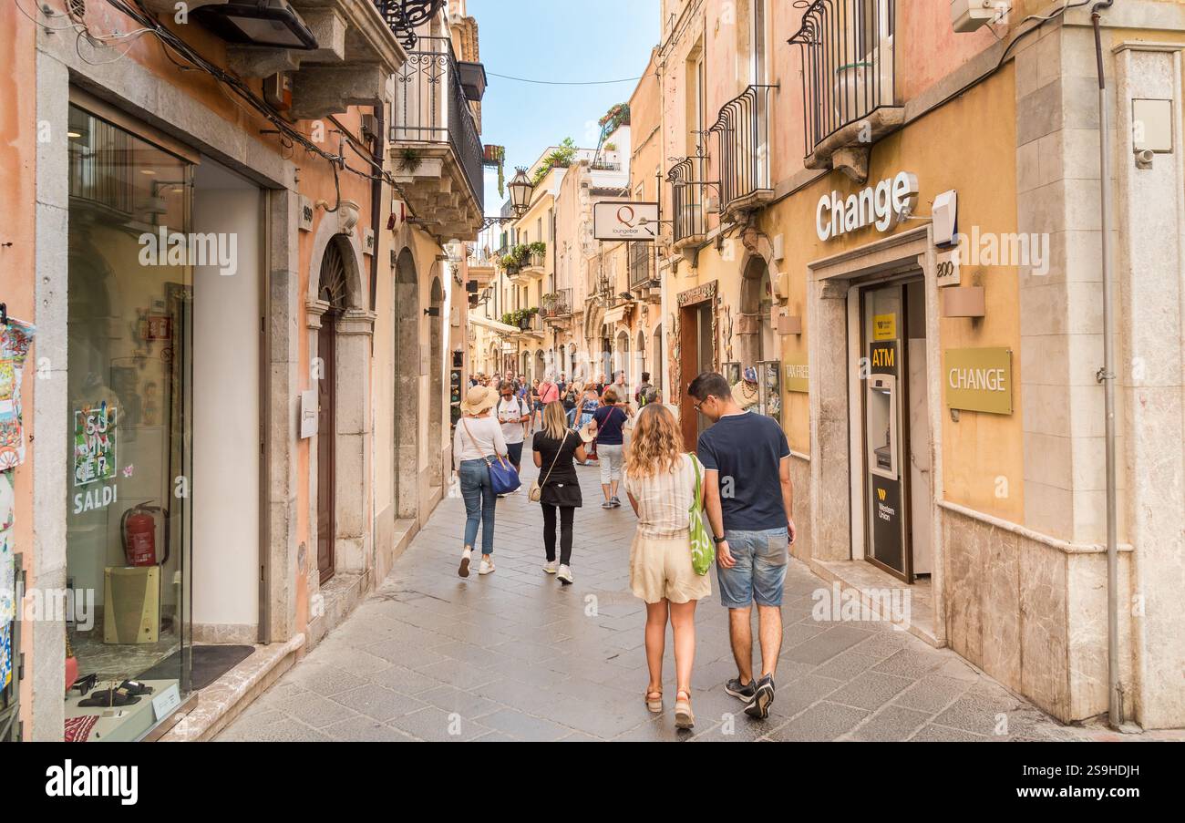 Taormina, Sizilien, Italien - 29. September 2024: Touristen besuchen das historische Zentrum von Taormina in der Provinz Messina. Stockfoto