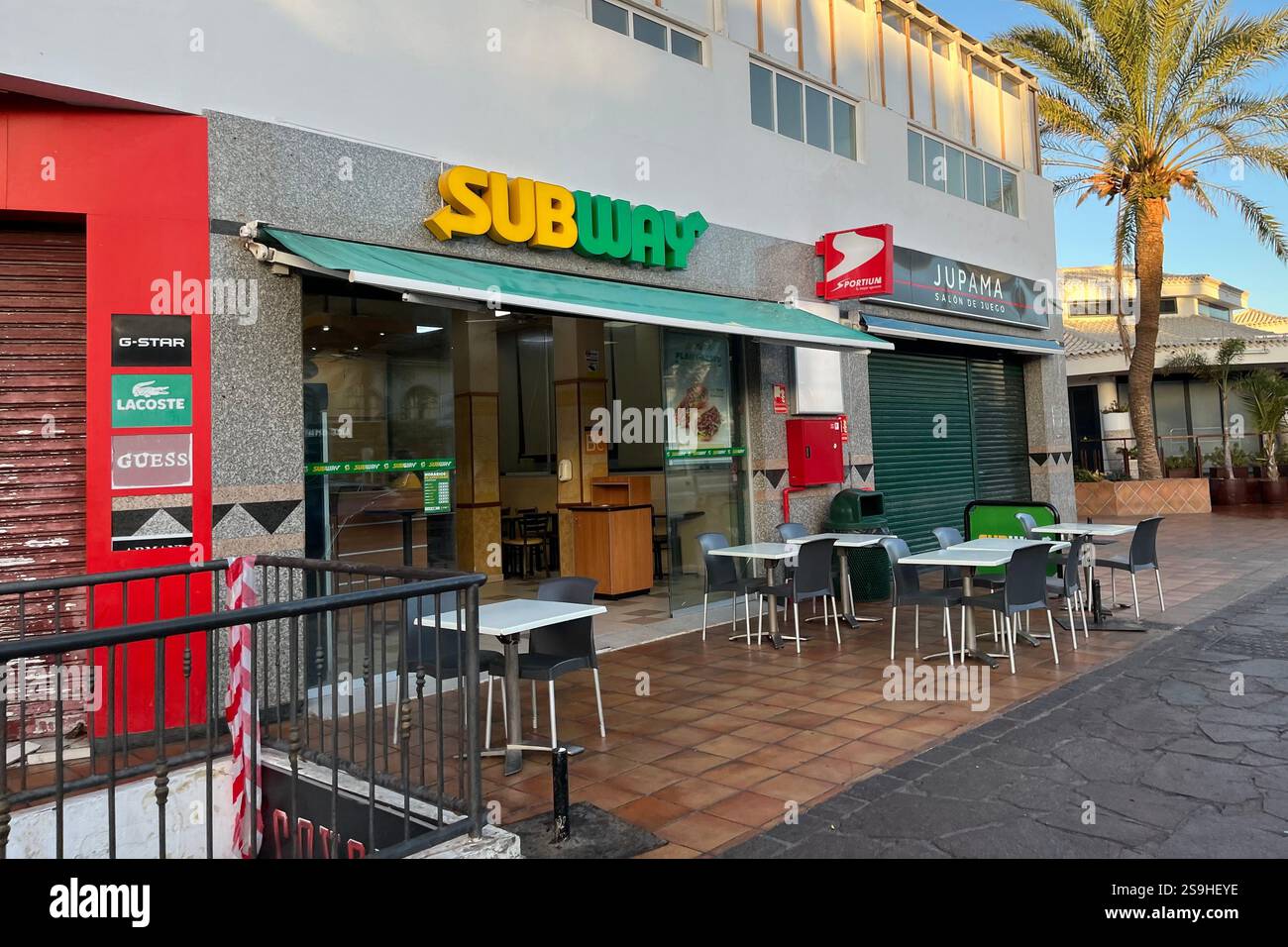 U-Bahn-Geschäft in Playa de las Américas. Arona, Teneriffa, Kanarische Inseln, Spanien. Januar 2025. Stockfoto