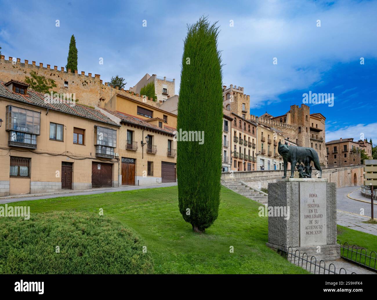 Der Kapitolinische Wolf in der UNESCO-Stadt Segovia mit der Darstellung der Göttin Luperca, die Romulus und Remus säugt. Stockfoto