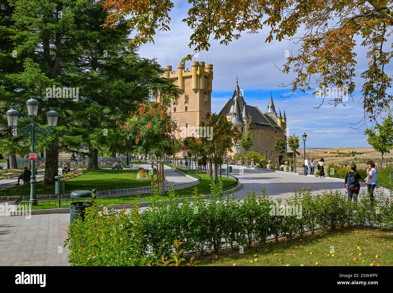 Touristen, die im Park vor Segovias Königsschloss laufen, Alcazar de Segovia, UNESCO-Weltkulturerbe, Segovia, Spanien, Oktober 2024 Stockfoto