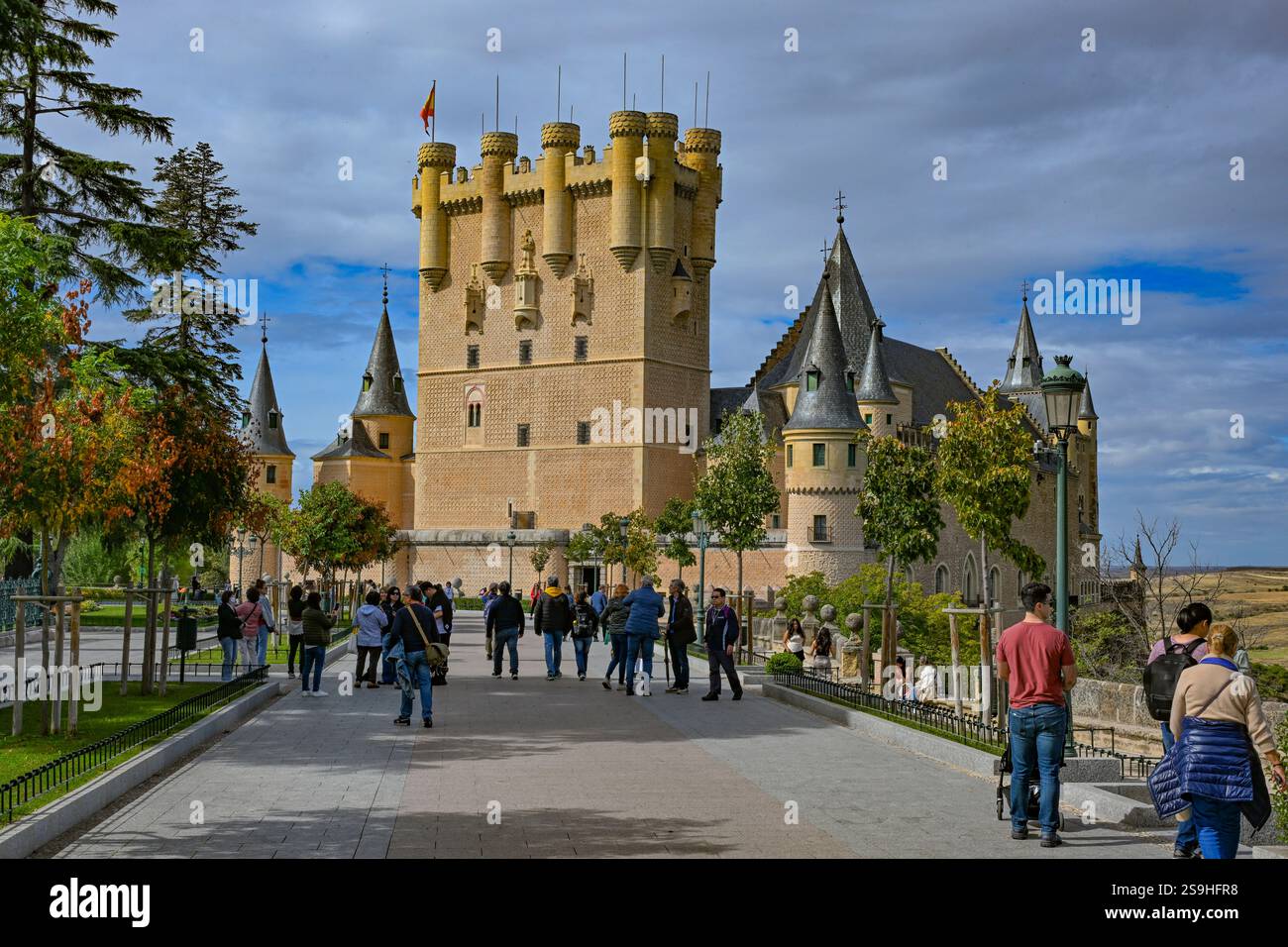 Touristen, die im Park vor Segovias Königsschloss laufen, Alcazar de Segovia, UNESCO-Weltkulturerbe, Segovia, Spanien, Oktober 2024 Stockfoto