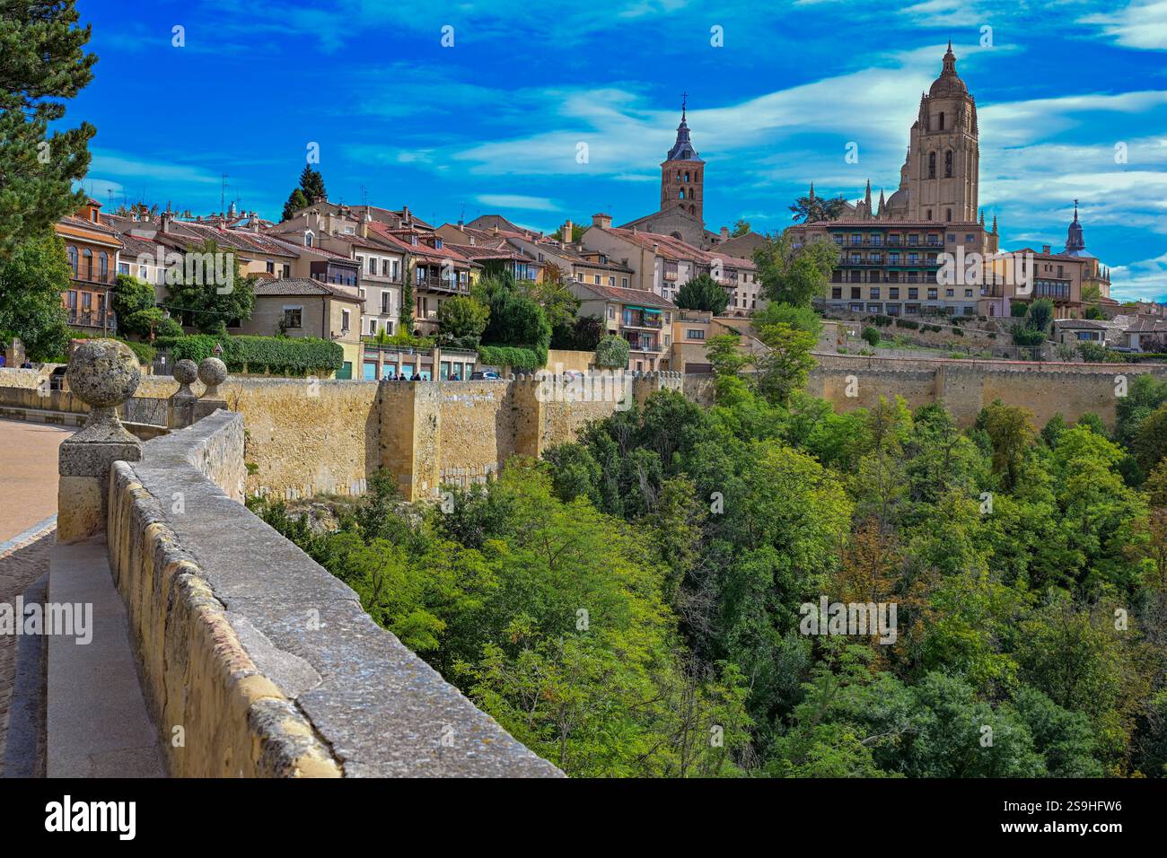 Die Türme der Kirche San Martin und der Kathedrale von Segovia erheben sich hoch über der Stadt, vom Königsschloss von Alcazar aus gesehen, Segovia, Spanien Stockfoto