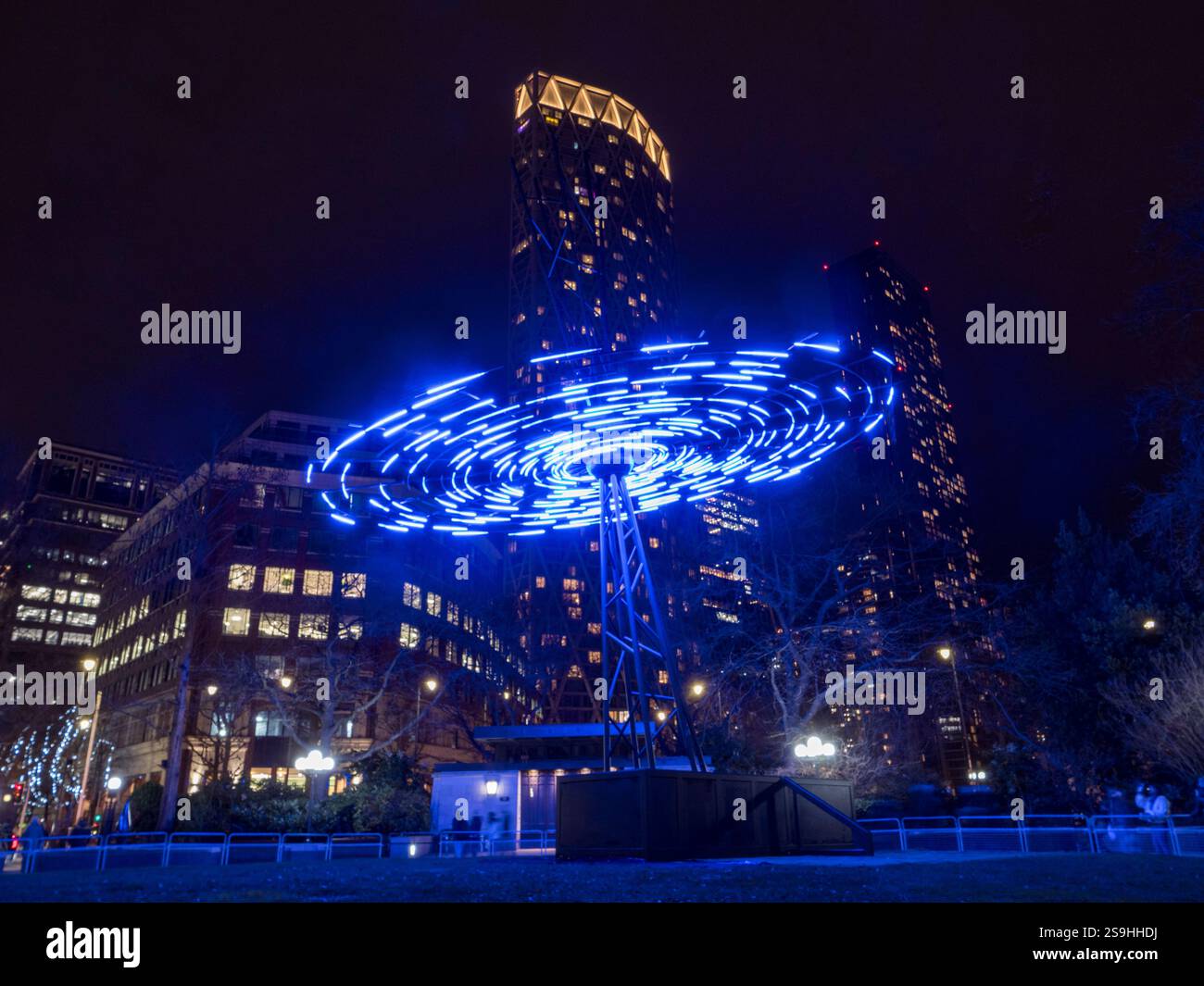 „Error“ von Vendel & de Wolf im Westferry Circus, Teil des Canary Wharf Winter Lights Festival (2025), Lo Stockfoto