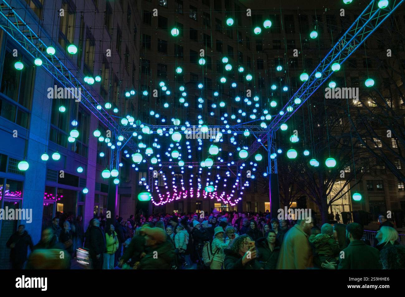 „Wave“ von Squidsoup im Columbus Courtyard, Teil des Canary Wharf Winter Lights Festivals (2025), London, Großbritannien. Stockfoto