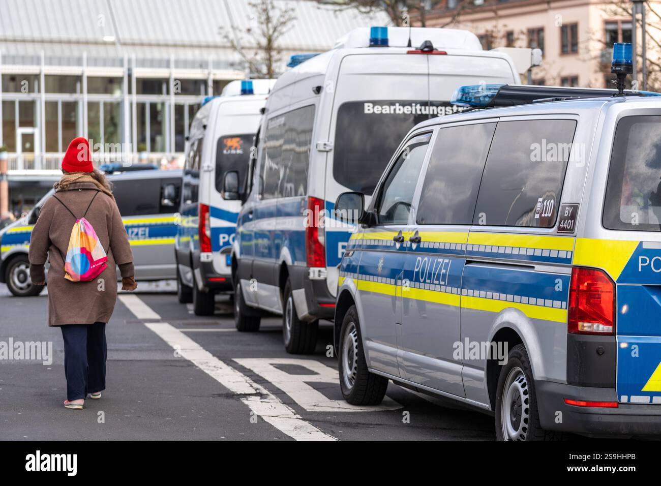 Aschaffenburg, Bayern, Deutschland - 26. Januar 2025: Demonstration in Aschaffenburg wegen Messerangriff. Symbolisches Bild für den Einsatz der Polizei und die Präsenz im öffentlichen Raum, mehrere Polizeifahrzeuge sind geparkt und bereit für einen möglichen Einsatz. *** Demonstration in Aschaffenburg wegen Messerangriff. Symbolbild für Polizeieinsatz und Präsenz im öffentlichen Raum, mehrere Polizeifahrzeuge stehen geparkt und bereit für einen möglichen Einsatz Stockfoto Aschaffenburg, Bayern, Deutschland - 26. Januar 2025: Demonstration in Aschaffenburg wegen Messerangriff. Symbolisches Bild für den Einsatz der Polizei und die Präsenz im öffentlichen Raum, mehrere Polizeifahrzeuge sind geparkt und bereit für einen möglichen Einsatz. *** Demonstration in Aschaffenburg wegen Messerangriff. Symbolbild für Polizeieinsatz und Präsenz im öffentlichen Raum, mehrere Polizeifahrzeuge stehen geparkt und bereit für einen möglichen Einsatz Stockfoto