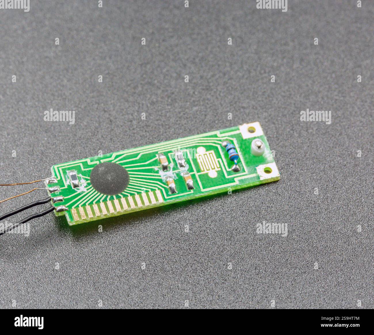 Alte elektronische Bauteilschalter-Chip-Nahaufnahme auf schwarz. Stockfoto