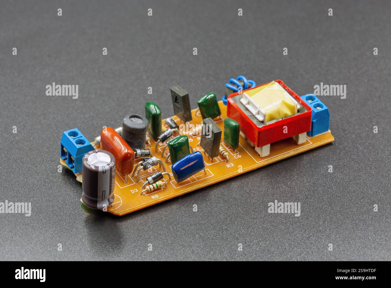 Alte Mikroschaltungs-Chip-Nahaufnahme auf Schwarz. Stockfoto