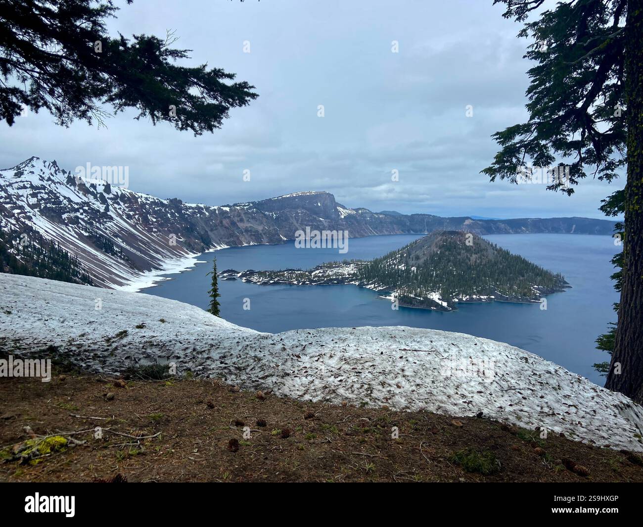 Crater Lake im Norden Kaliforniens mit einer Schneestäubung Stockfoto