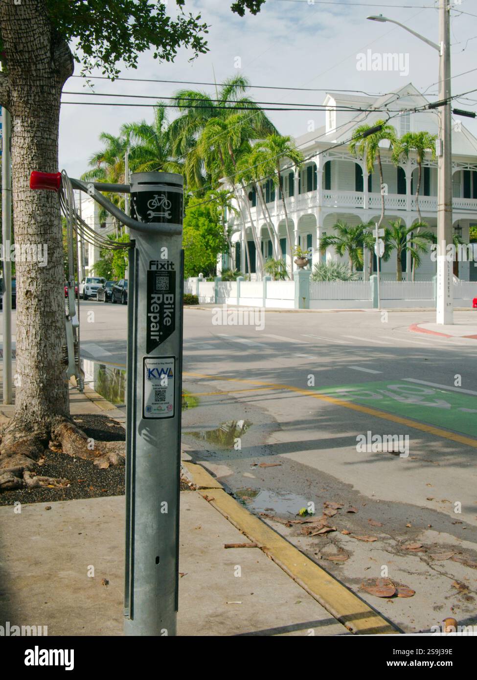 Fahrradservice-Reparaturständer mit Pumpe und Werkzeugen, Pannenreparatur und Innenschläuchen. Unterstütze das Radfahren mit unverzichtbarem Straßenschutz. Redaktionelle Verwendung Auf Stockfoto