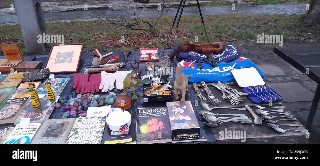 Europäischer Antiquitätenmarkt, Stand am Flohmarkt : farbenfrohe Kristallsteine, Kristallschmuck, Bernsteinketten, Vintage-Spielzeug, Vintage-Bücher, Vintage Rosenkranzperlen , Naturstein und Mineralien Halsketten, Edelsteinanhänger, Vintage Leder Geldbörsen, Vintage gusseiserne Schere, Vintage Modeschmuck, Vintage Stein ( Mineralsteine Halbedelsteine ) Kreuz, Messing Armbänder, Holzschnitzereien , handgeschnitzte Sammlerstücke, Vintage Silberteller Besteck, Taxidermie, Vintage Schlüssel, Dinosaurier Spielzeug, Malev Pullover Stockfoto