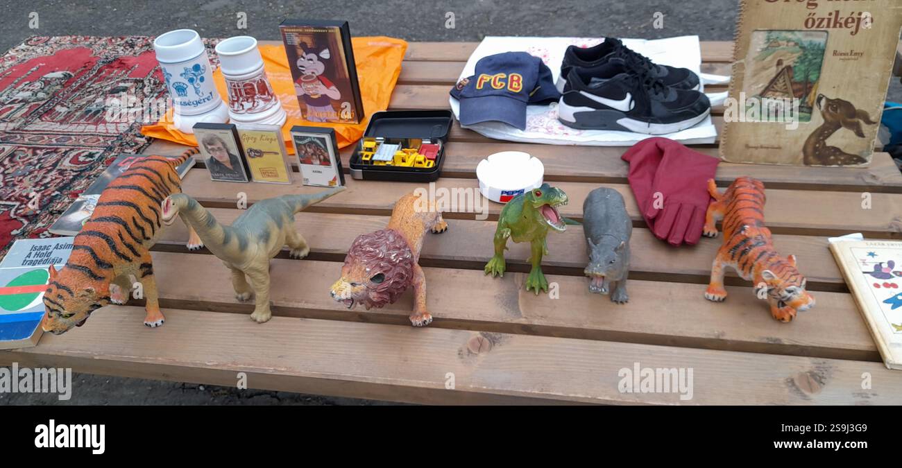 Europäischer Antiquitätenmarkt, Stand am Flohmarkt : farbenfrohe Kristallsteine, Kristallschmuck, Bernsteinketten, Vintage-Spielzeug, Vintage-Bücher, Vintage Rosenkranz Perlen , Naturstein und Mineral Halsketten, Edelstein Anhänger, Vintage Leder Geldbörsen, Vintage Modeschmuck, Vintage Stein ( Mineralsteine Halbedelsteine ) Kreuz, Messingarmbänder, Vintage Schlüssel, Dinosaurierspielzeug, Tigerspielzeug, Löwenspielzeug, Streichholzkastenautos, islamischer Gebetsteppich, alte Märchenbücher Stockfoto