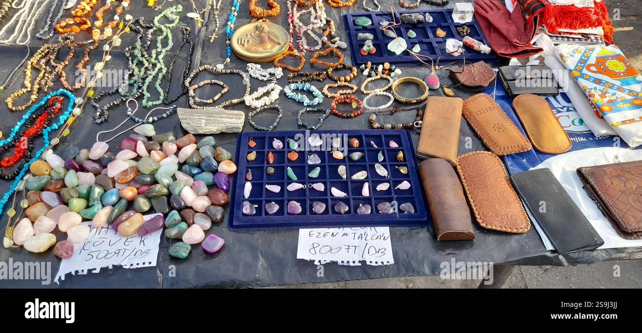 Europäischer Antiquitätenmarkt, Stand am Flohmarkt : farbenfrohe Kristallsteine, Kristallschmuck, Bernsteinketten, Vintage-Spielzeug, Vintage-Bücher, Vintage Rosenkranzperlen , Naturstein und Mineralien Halsketten, Edelstein Anhänger, Vintage Medaillen, Vintage Leder Geldbörsen, Vintage Lederhandschuhe, Vintage Modeschmuck, Vintage Stein ( Mineralsteine Halbedelsteine ) Kreuz, Messingarmbänder, Kristallarmbänder, Fossilien, Achat, bescheidene Steine aus Rosenquarz, Glaskästen aus Vintage-Leder Stockfoto