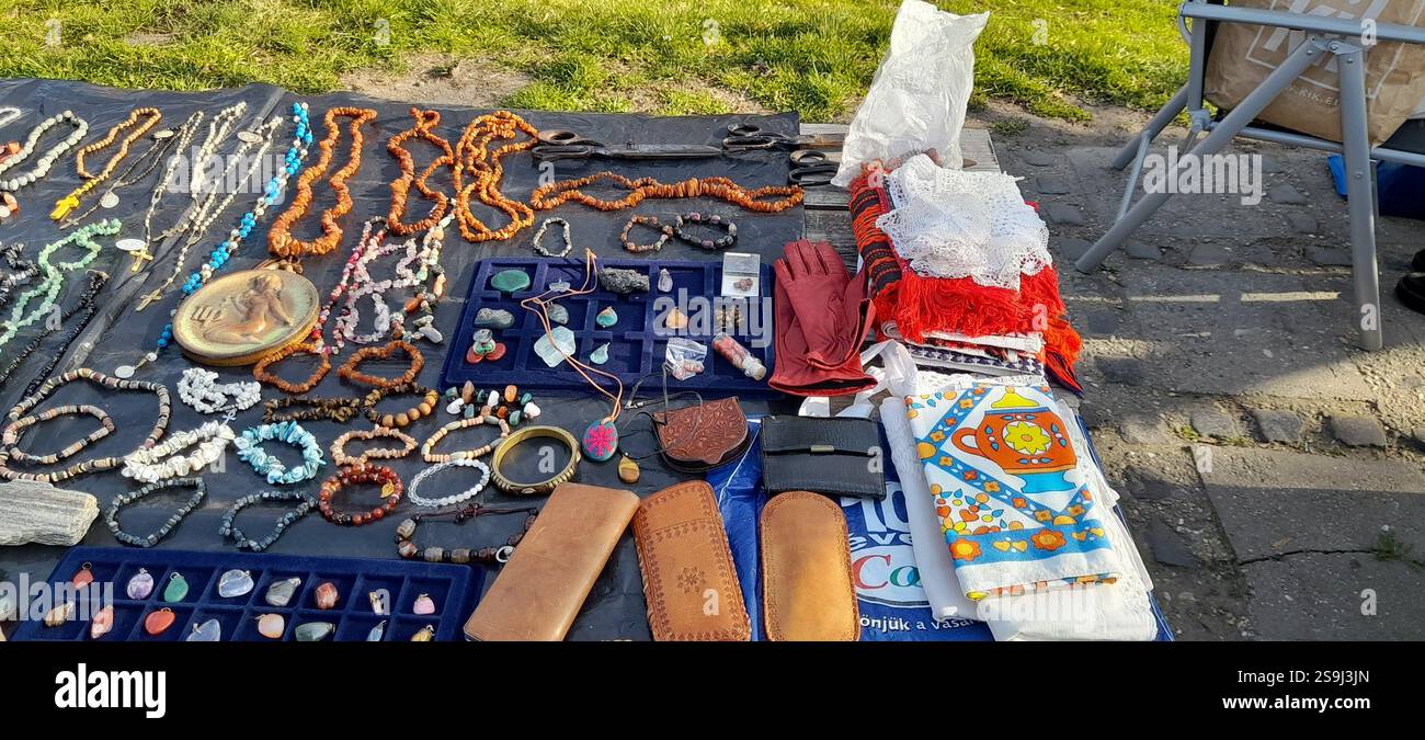 Europäischer Antiquitätenmarkt, Stand am Flohmarkt : farbenfrohe Kristallsteine, Kristallschmuck, Bernsteinketten, Vintage-Spielzeug, Vintage-Bücher, Vintage Rosenkranzperlen , Naturstein und Mineralien Halsketten, Edelstein Anhänger, Vintage Medaillen, Vintage Leder Geldbörsen, Vintage Lederhandschuhe, Vintage Modeschmuck, Vintage Stein ( Mineralsteine Halbedelsteine ) Kreuz, Messingarmbänder, Kristallarmbänder, Fossilien, Achat, bescheidene Steine aus Rosenquarz, Glaskästen aus Vintage-Leder Stockfoto