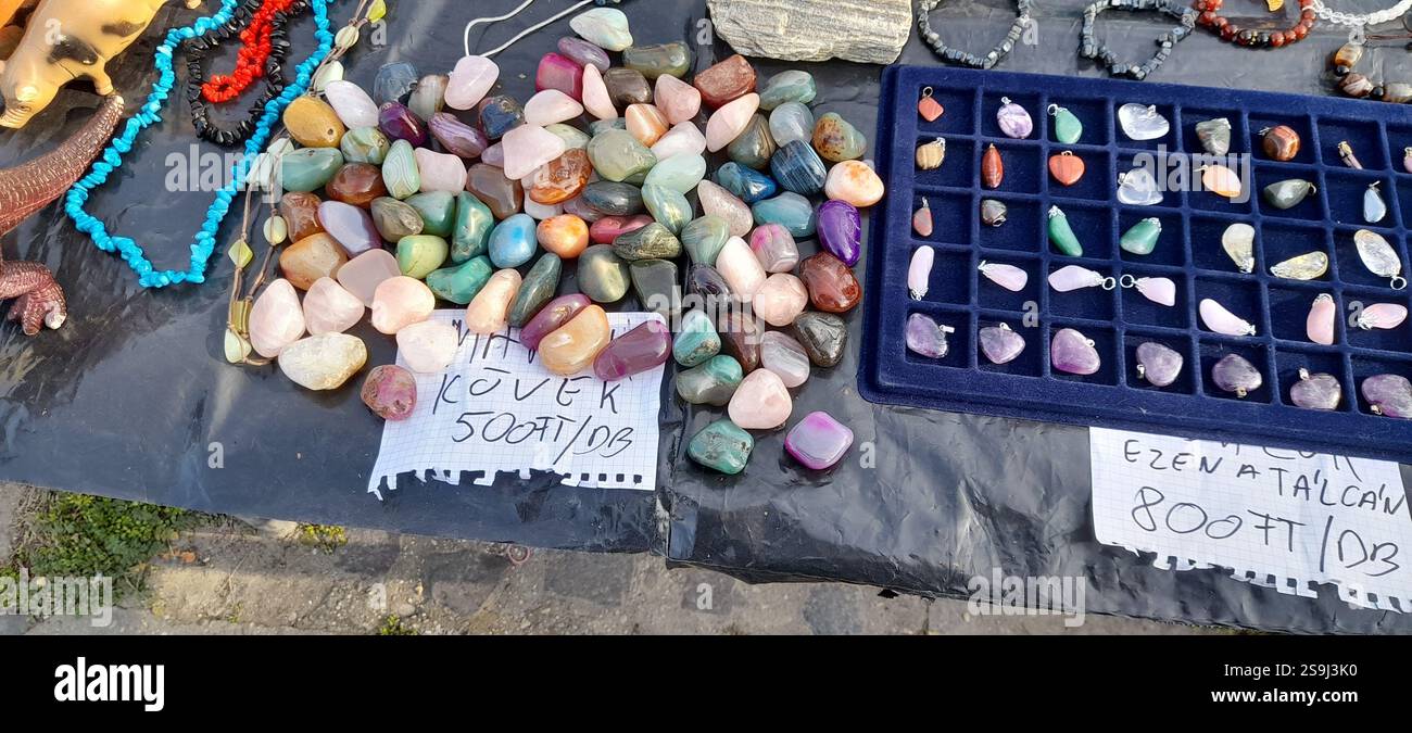 Europäischer Antiquitätenmarkt, Stand am Flohmarkt : farbenfrohe Kristallsteine, Kristallschmuck, Bernsteinketten, Vintage-Spielzeug, Vintage-Bücher, Vintage Rosenkranzperlen , Naturstein und Mineralien Halsketten, Edelstein Anhänger, Vintage Medaillen, Vintage Leder Geldbörsen, Vintage Lederhandschuhe, Vintage Modeschmuck, Vintage Stein ( Mineralsteine Halbedelsteine ) Kreuz, Messingarmbänder, Kristallarmbänder, Fossilien, Achat, bescheidene Steine aus Rosenquarz, Glaskästen aus Vintage-Leder Stockfoto