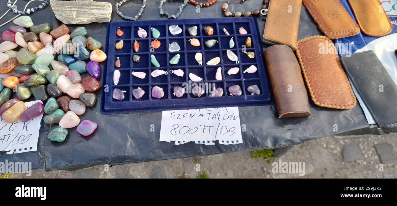 Europäischer Antiquitätenmarkt, Stand am Flohmarkt : farbenfrohe Kristallsteine, Kristallschmuck, Bernsteinketten, Vintage-Spielzeug, Vintage-Bücher, Vintage Rosenkranzperlen , Naturstein und Mineralien Halsketten, Edelstein Anhänger, Vintage Medaillen, Vintage Leder Geldbörsen, Vintage Lederhandschuhe, Vintage Modeschmuck, Vintage Stein ( Mineralsteine Halbedelsteine ) Kreuz, Messingarmbänder, Kristallarmbänder, Fossilien, Achat, bescheidene Steine aus Rosenquarz, Glaskästen aus Vintage-Leder Stockfoto
