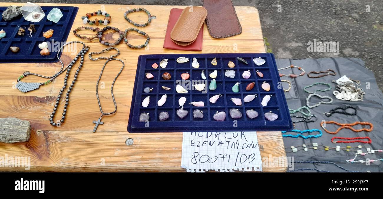 Europäischer Antiquitätenmarkt, Stand am Flohmarkt : farbenfrohe Kristallsteine, Kristallschmuck, Bernsteinketten, Vintage-Spielzeug, Vintage-Bücher, Vintage Rosenkranzperlen , Naturstein und Mineralien Halsketten, Edelstein Anhänger, Vintage Medaillen, Vintage Leder Geldbörsen, Vintage Lederhandschuhe, Vintage Modeschmuck, Vintage Stein ( Mineralsteine Halbedelsteine ) Kreuz, Messingarmbänder, Kristallarmbänder, Fossilien, Achat, bescheidene Steine aus Rosenquarz, Glaskästen aus Vintage-Leder Stockfoto