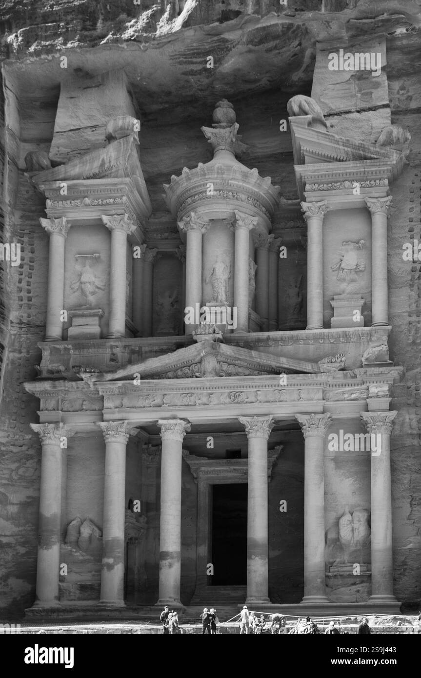 Ein großes Gebäude mit vielen Statuen darauf. Das Gebäude ist alt und hat viele Details Stockfoto