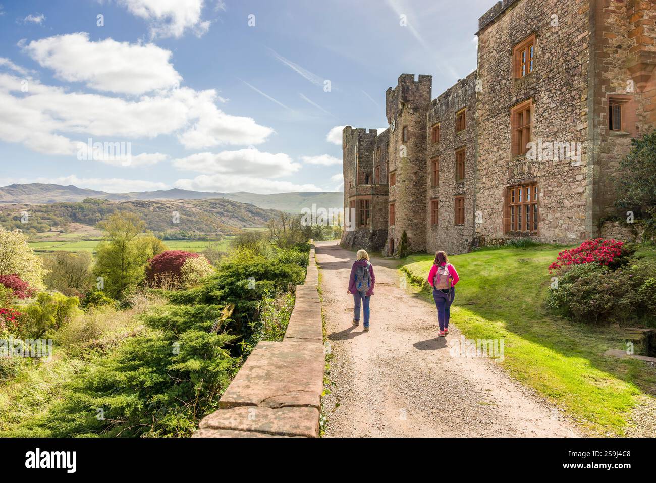 Lake District, Großbritannien - 23. April 2024. Besucher genießen die Aussicht auf Muncaster Castle and Gardens, Lake District, Großbritannien Stockfoto