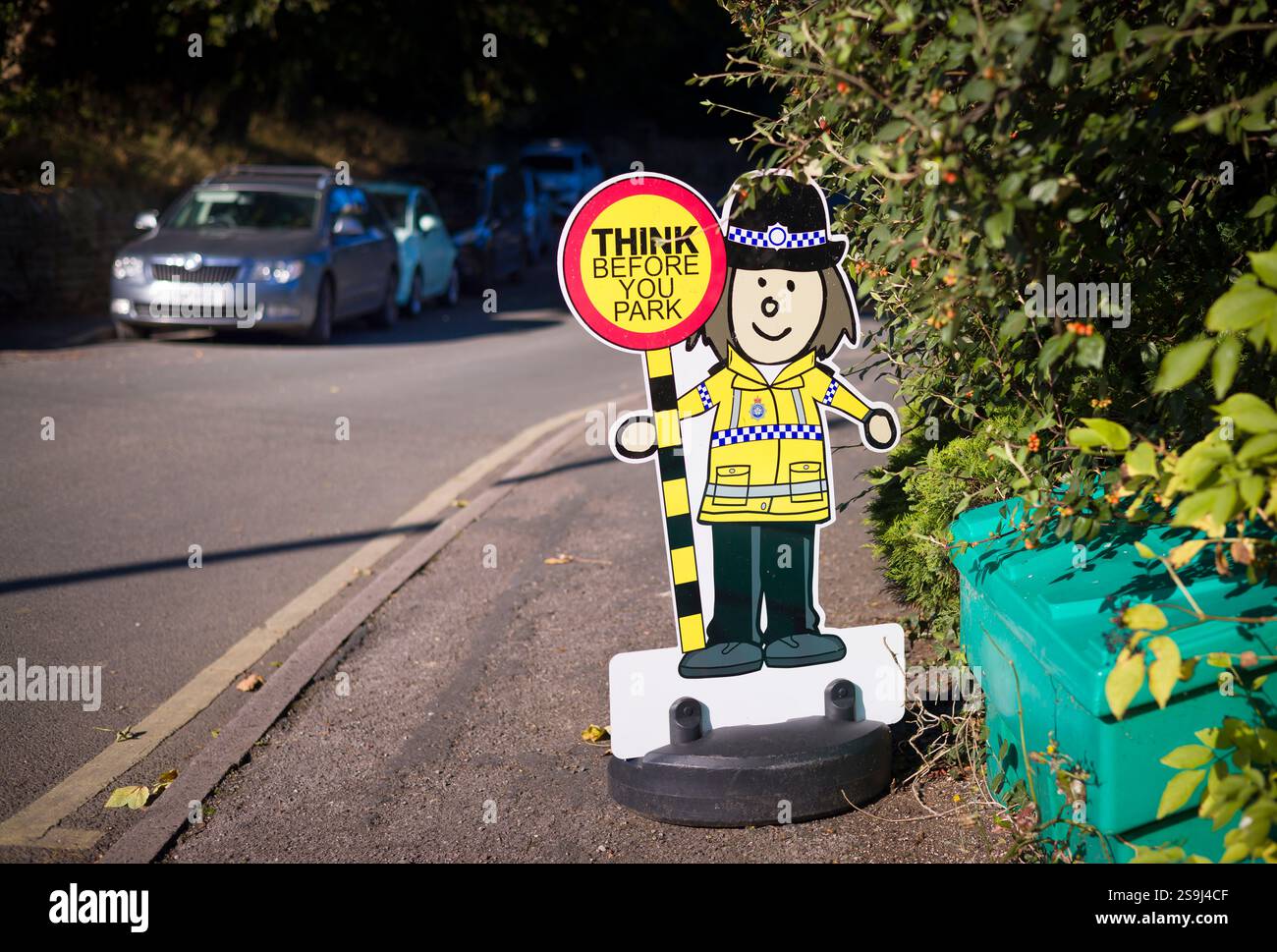 Harrogate, Großbritannien - 17. September 2024. Verkehrsschild für die Schule, denken Sie nach, bevor Sie parken. Verkehrssicherheit vor einer Schule, Yorkshire, Großbritannien Stockfoto