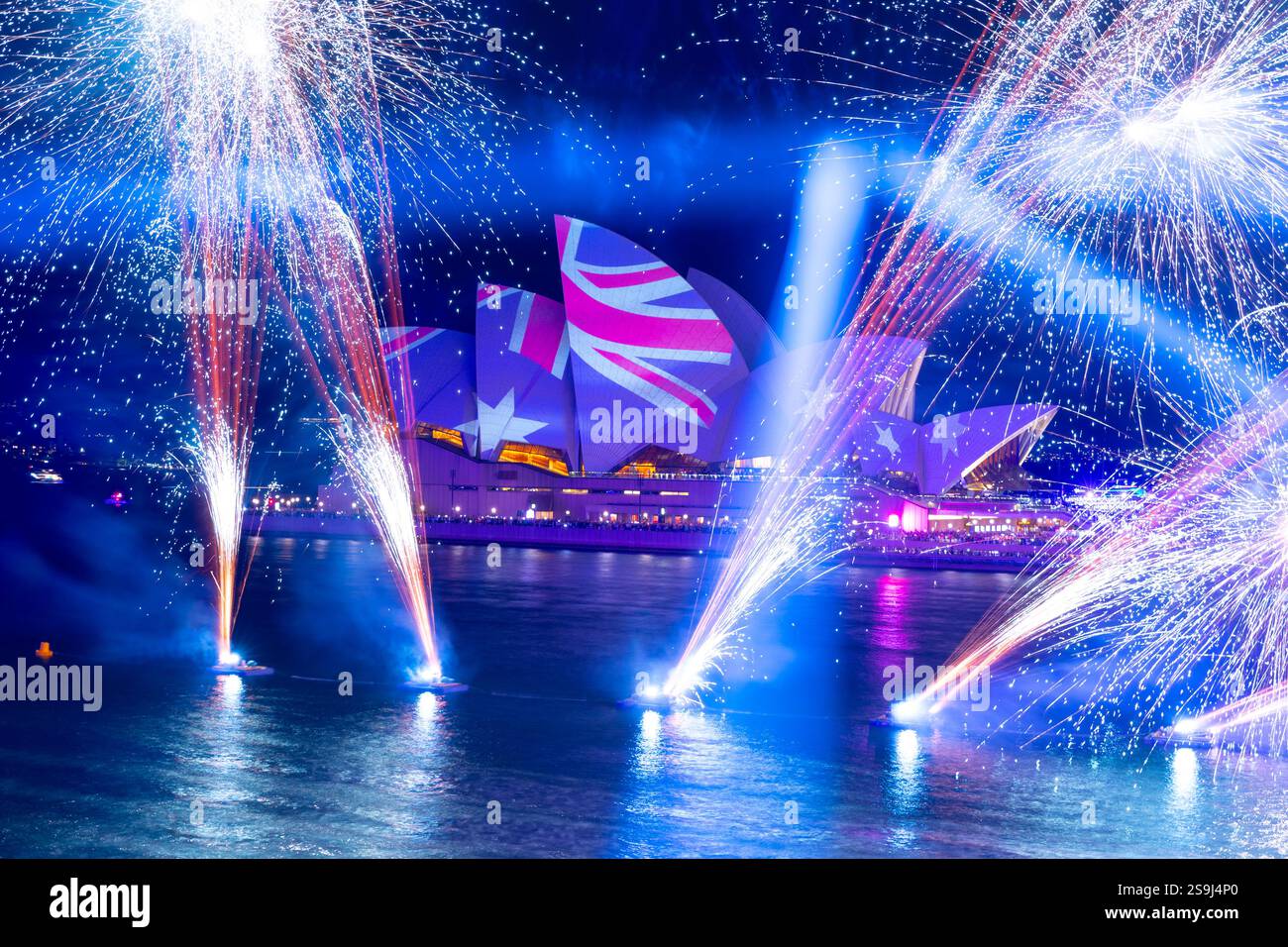 Sydney, Australien. Januar 2025. Australiens Nationalfeiertag, der Australia Day, wird mit Veranstaltungen im Hafen von Sydney gefeiert. Das beliebte jährliche Ereignis ist in den letzten Jahren kontrovers geworden. Proteste fordern, dass der Australia Day in „Invasion Day“ umbenannt wird, um die Auswirkungen der Kolonialisierung auf die australische indigene Bevölkerung zu verdeutlichen. Abgebildet: Sydney Opera House mit australischem Flaggenmotiv. Quelle: Robert Wallace / Wallace Media Network / Alamy Live News Stockfoto