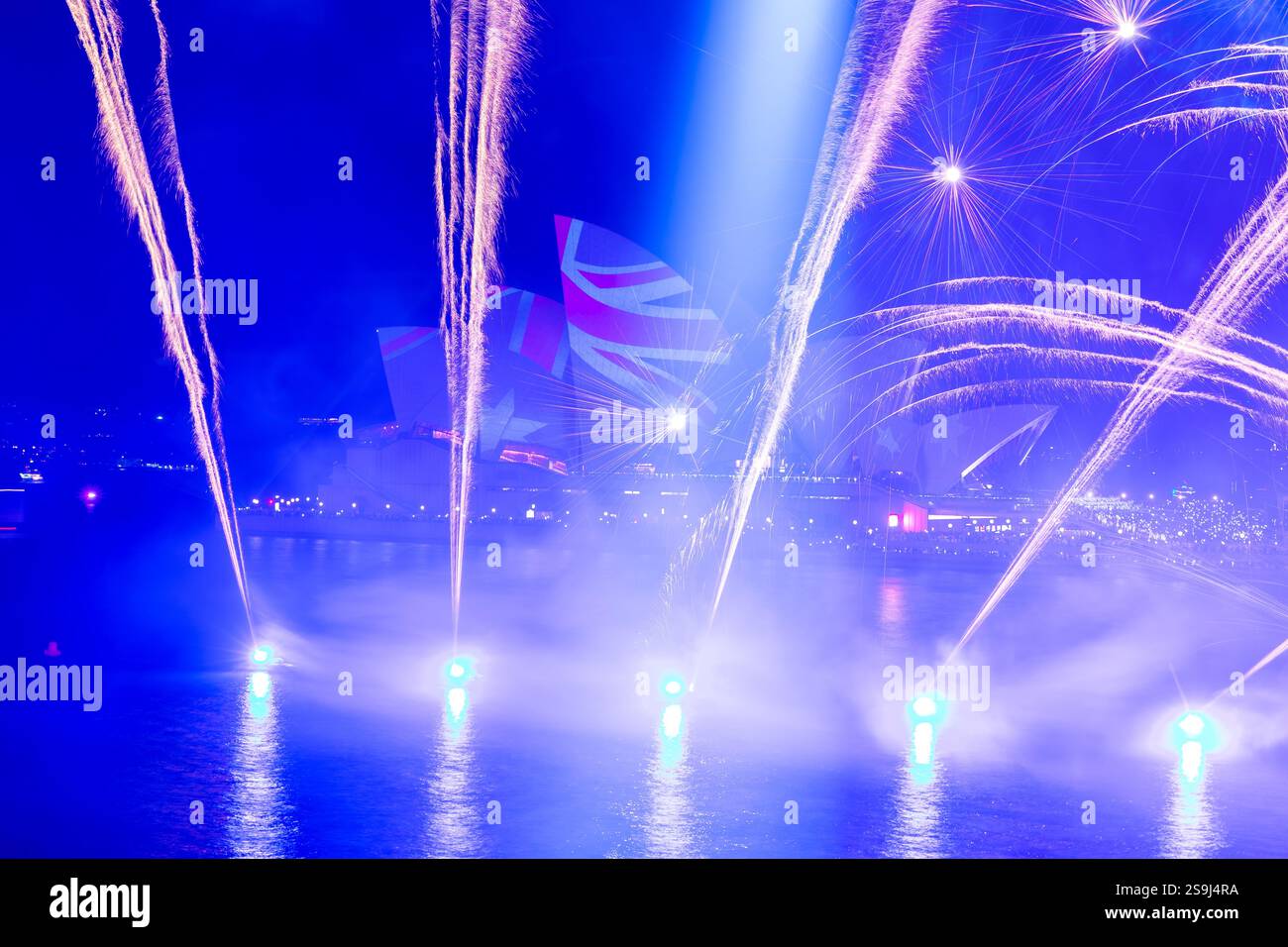 Sydney, Australien. Januar 2025. Australiens Nationalfeiertag, der Australia Day, wird mit Veranstaltungen im Hafen von Sydney gefeiert. Das beliebte jährliche Ereignis ist in den letzten Jahren kontrovers geworden. Proteste fordern, dass der Australia Day in „Invasion Day“ umbenannt wird, um die Auswirkungen der Kolonialisierung auf die australische indigene Bevölkerung zu verdeutlichen. Abgebildet: Sydney Opera House mit australischem Flaggenmotiv. Quelle: Robert Wallace / Wallace Media Network / Alamy Live News Stockfoto