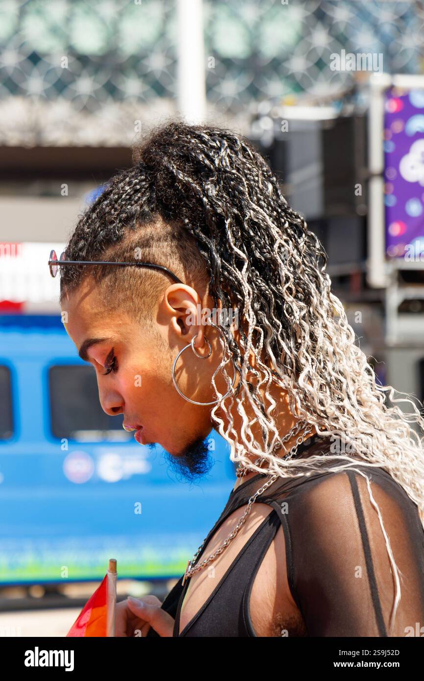 Junger schwarzer queerer Mann mit Bart und Dreadlocks fürchtet im Birmingham Pride, um LGBT+ Vielfalt und Gleichheit zu feiern Stockfoto