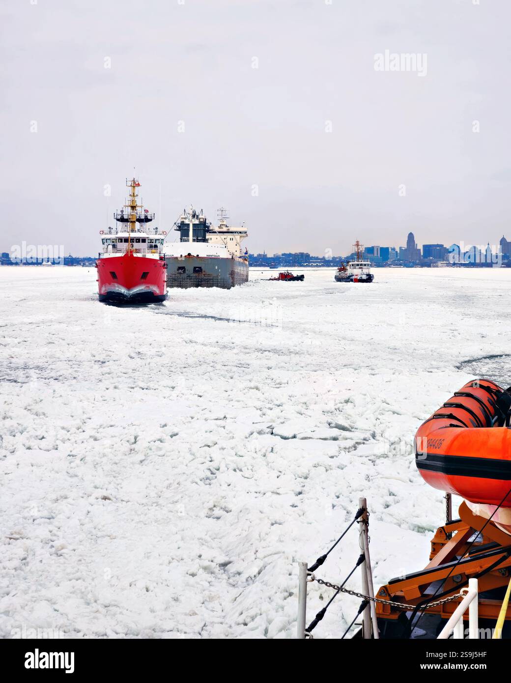 Buffalo, Usa. Januar 2025. Die U.S. Coast Guard Cutters Bristol Bay, Neah Bay und Samuel Risley, das kanadische Küstenwache Schiff, befreien den See-Frachter M. V Manitoulin aus dickem Eis, 25. Januar 2025 in der Nähe von Buffalo, New York. Das 663-Fuß-Schiff mit 17 Personen an Bord war auf dem Weg nach Kanada, nachdem es eine Ladung Weizen in Buffalo, New York, abgesetzt hatte, als es am 22. Januar in dickem Eis steckte. Kredit: Lt. Cmdr. Stephen Nolan/US Coast Guard/Alamy Live News Stockfoto