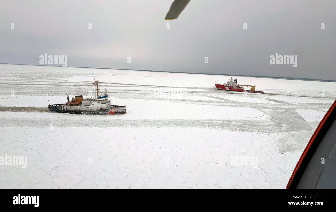 Buffalo, Usa. Januar 2025. Die US-Küstenwache Cutter Neah Bay, links, ein 140 Fuß langer Eisschlepper trifft ein, um sich dem kanadischen Küstenschutzschiff Samuel Risley anzuschließen, um den Lake Frachter M. zu befreien V Manitoulin aus dickem Eis, 25. Januar 2025 in der Nähe von Buffalo, New York. Das 663-Fuß-Schiff mit 17 Personen an Bord war auf dem Weg nach Kanada, nachdem es eine Ladung Weizen in Buffalo, New York, abgesetzt hatte, als es am 22. Januar in dickem Eis steckte. Quelle: PO3 Omar Faba/US Coast Guard/Alamy Live News Stockfoto