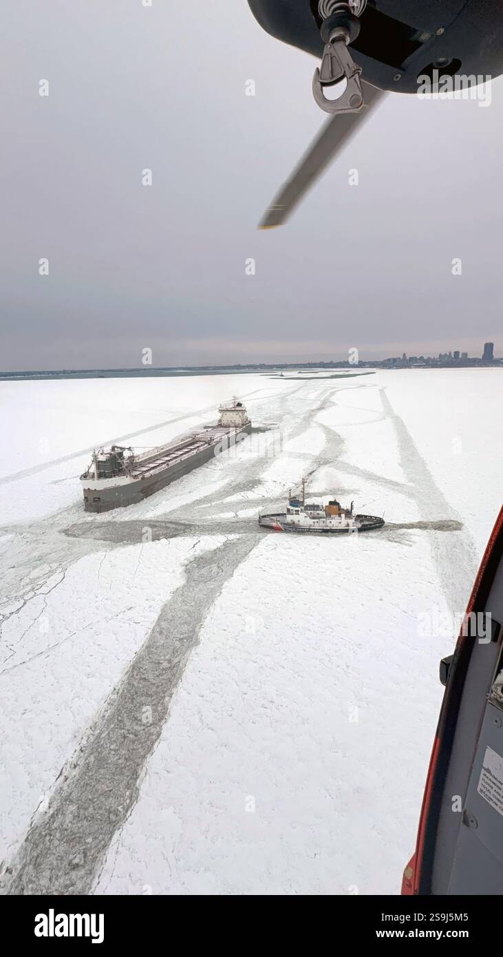 Buffalo, Usa. Januar 2025. Der U.S. Coast Guard Cutter Neah Bay, rechts, ein 140 Fuß langer Eisschlepper kommt an, um den Seefahrer M. zu befreien V Manitoulin, links, gefangen in dickem Eis, 25. Januar 2025 bei Buffalo, New York. Das 663-Fuß-Schiff mit 17 Personen an Bord war auf dem Weg nach Kanada, nachdem es eine Ladung Weizen in Buffalo, New York, abgesetzt hatte, als es am 22. Januar in dickem Eis steckte. Quelle: PO3 Omar Faba/US Coast Guard/Alamy Live News Stockfoto