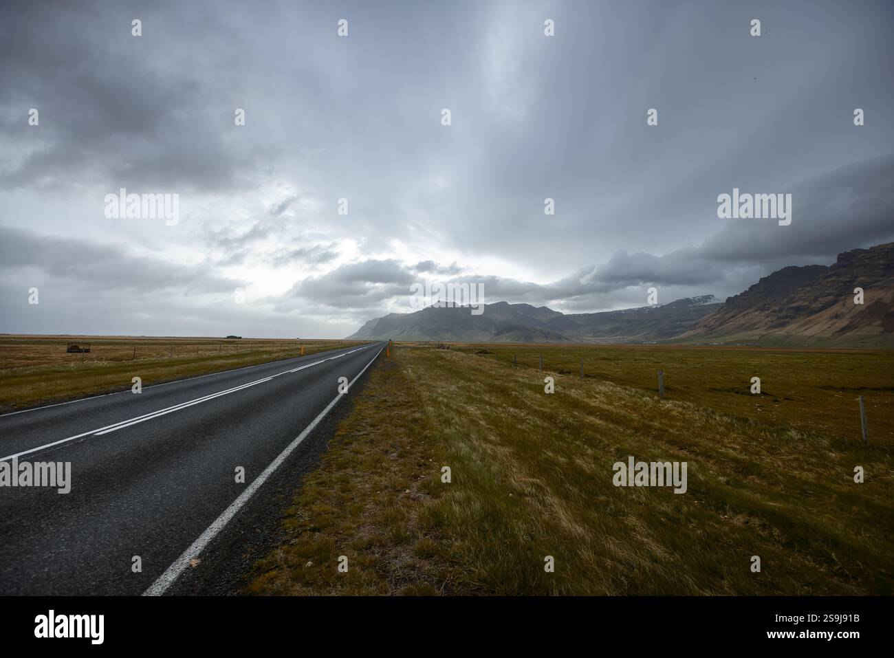 Malerische berühmte Ringstraße in Island an einem bewölkten Tag Stockfoto
