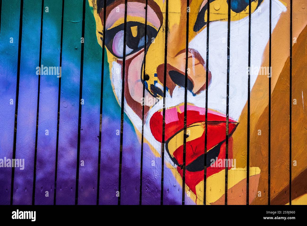 Frau mit roten Lippen, Street Art Wandgemälde in Berlin, Deutschland Stockfoto