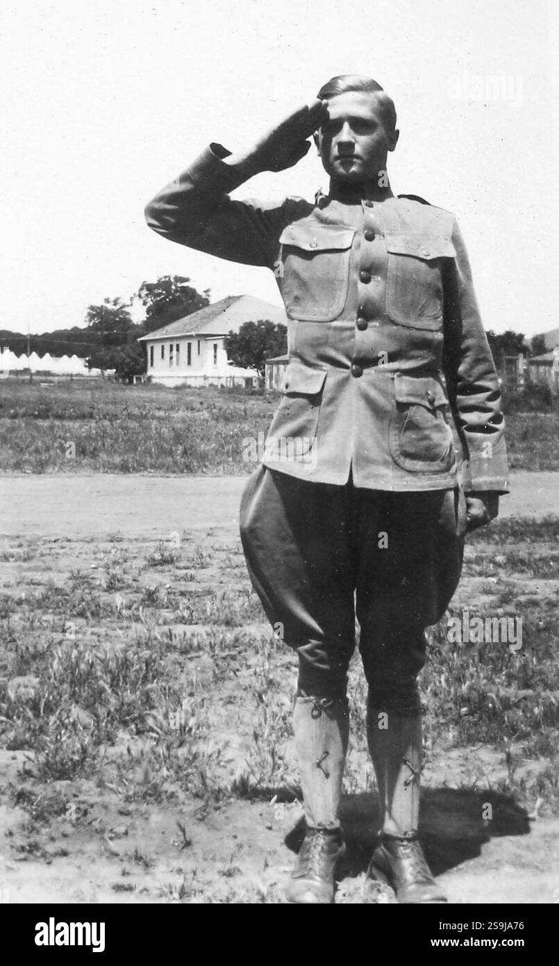 Ein junger Soldat aus dem Ersten Weltkrieg im Trainingslager Salutes, ca. 1917. Stockfoto