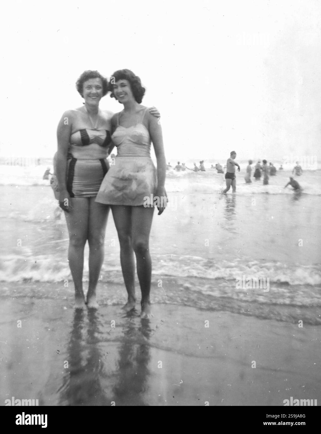 Zwei junge Frauen posieren an einem Strand am Jersey Shore, ca. 1948. Stockfoto