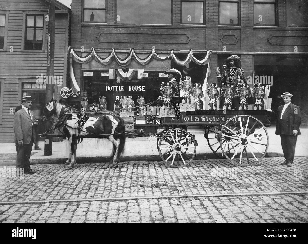 Männer posieren mit einem Pferdewagen von Old Style Lager vor einer Parade in Milwaukee, Wisconsin, um 1905. Stockfoto