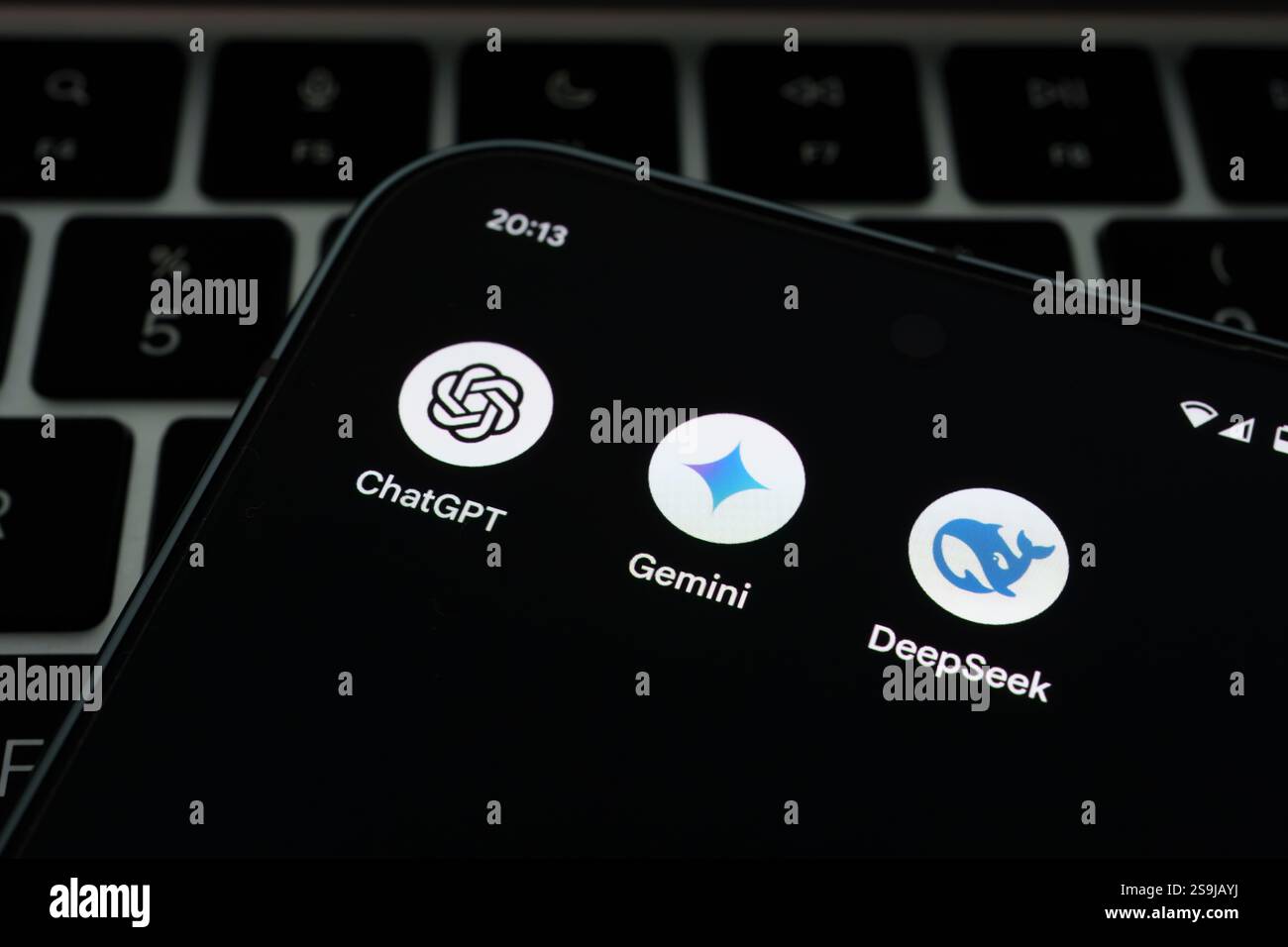 DeepSeek AI, Gemini. ChatGPT KI-Apps, die auf dem Smartphone angezeigt werden. Stafford, Vereinigtes Königreich, 26. Januar 2025 Stockfoto