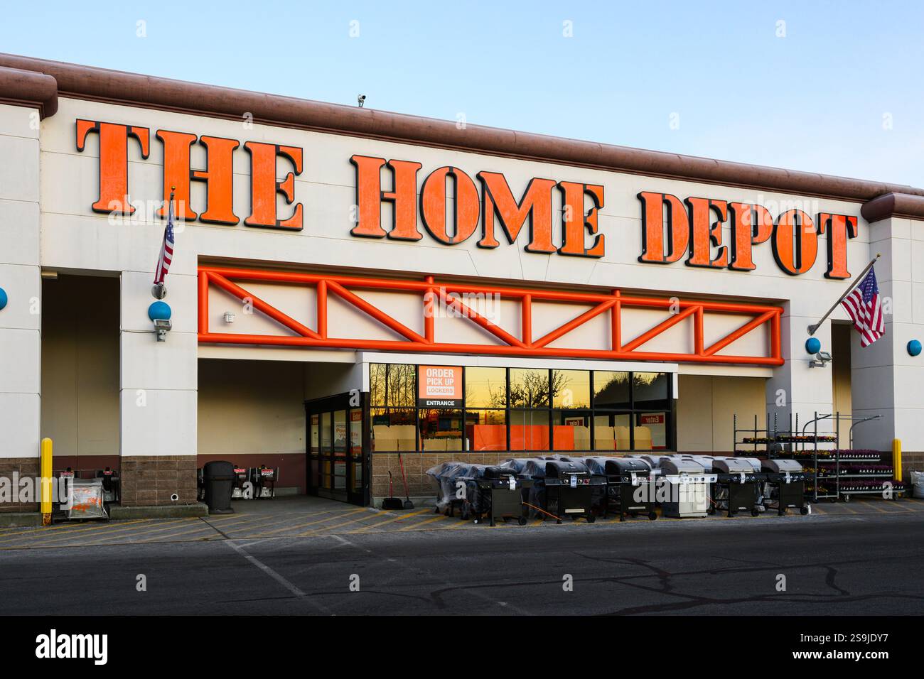 Bothell, WA, USA - 26. Januar 2025; Fassade mit Markenzeichen im Home Depot Store Stockfoto