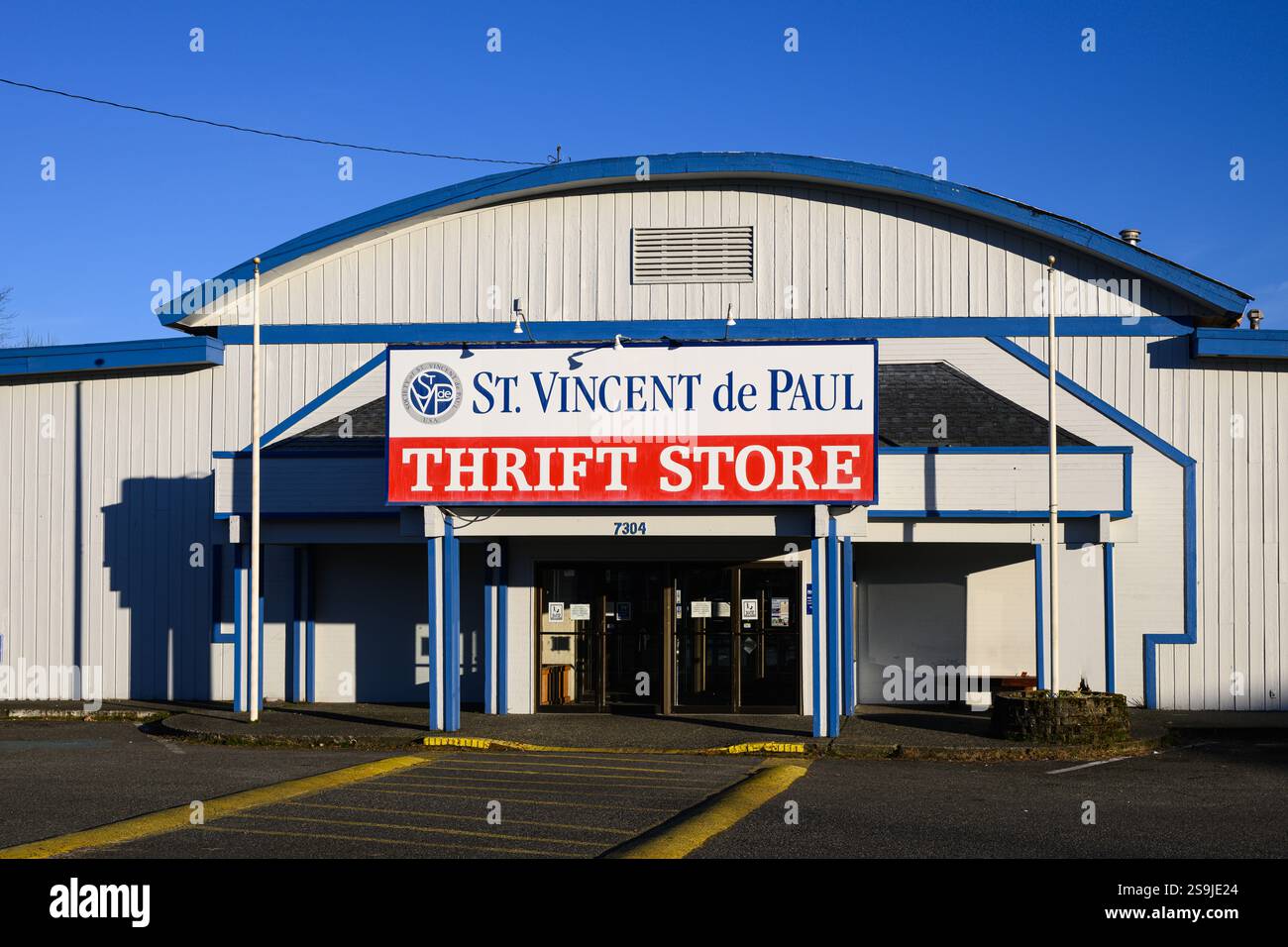 Kenmore, WA, USA - 26. Januar 2025; St. Vincent de Paul Thrift Ladengebäude mit Schild Stockfoto