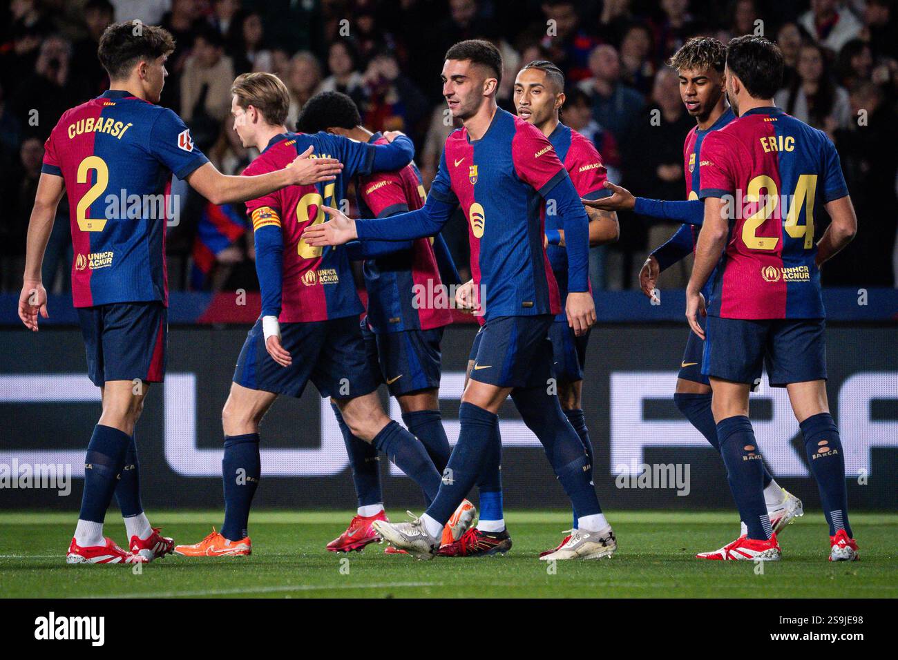 Barcelona, Spanien, Spanien. Januar 2025. Ferran TORRES aus Barcelona feiert sein Tor mit seinen Teamkollegen während des LaLiga-Spiels zwischen dem FC Barcelona und Valencia FC bei Estadi Olimpic Lluis Companys am 26. Januar 2025 in Barcelona. (Kreditbild: © Matthieu Mirville/ZUMA Press Wire) NUR REDAKTIONELLE VERWENDUNG! Nicht für kommerzielle ZWECKE! Quelle: ZUMA Press, Inc./Alamy Live News Stockfoto